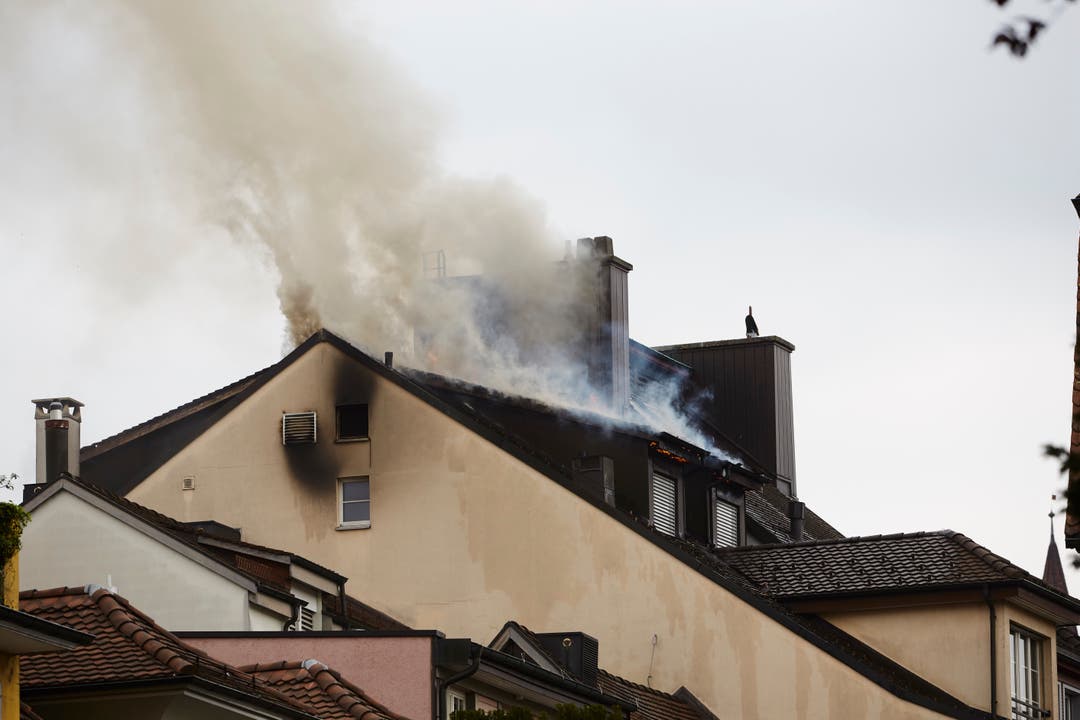 Es brennt im Dachstock des Hotels Schlüssel. (Bild: Jakob Ineichen, 2. Mai 2018) 