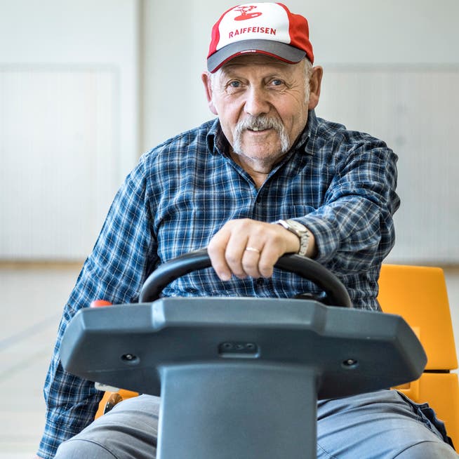 Der Hausabwart Fritz Wüthrich auf seiner Bodenpoliermaschine. (Bild: Andrea Stalder)