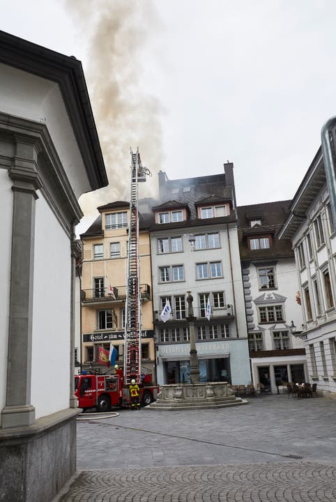 Die Feuerwehr versucht den Brand im Dachstock des Hotels Schlüssel zu löschen. (Bild: Jakob Ineichen, 2. Mai 2018) 