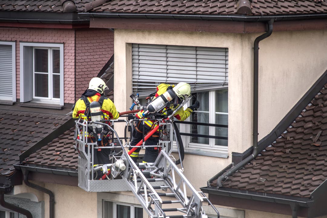 Die Feuerwehr kontrolliert, ob sich Personen im Haus befinden. (Bild: Pius Amrein, 2. Mai 2018)
