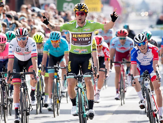 Der Slowene Primoz Roglic freut sich in La Chaux-de-Fonds über seinen Sprintsieg in der 1. Etappe der Tour de Romandie (Bild: KEYSTONE/LAURENT GILLIERON)