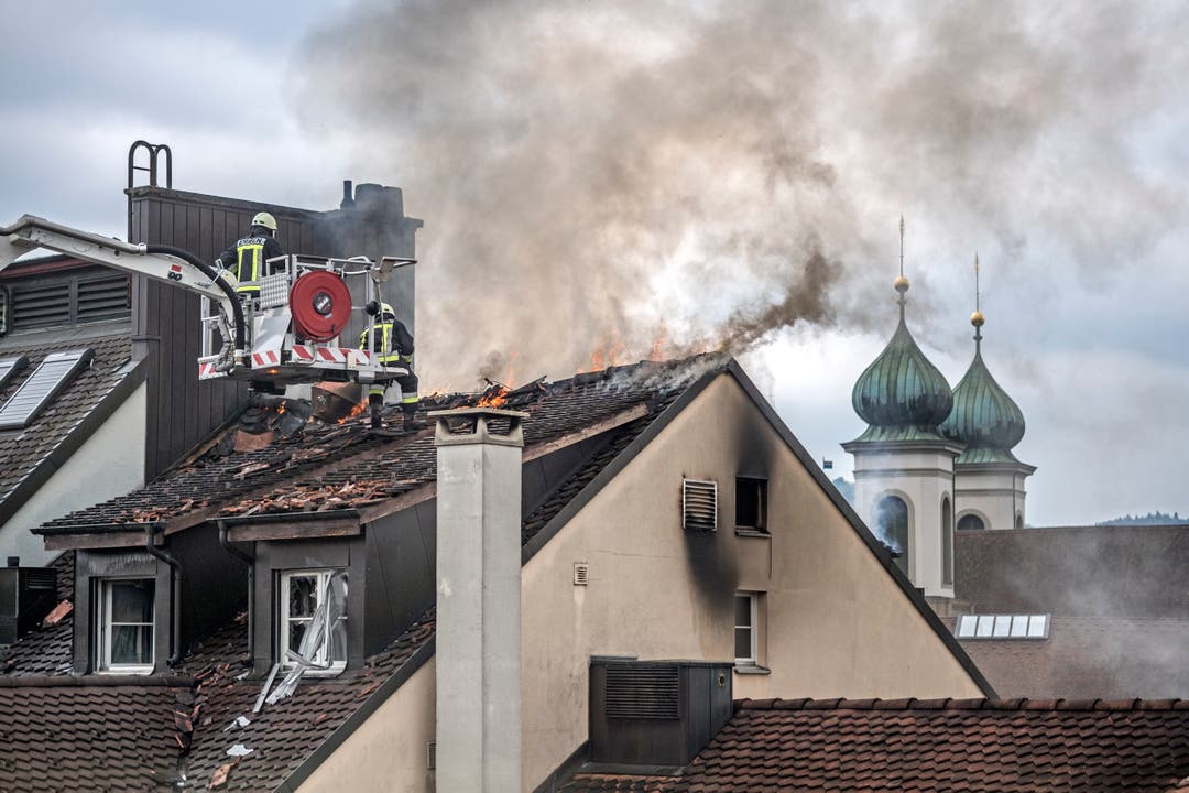 Die Feuerwehr versucht den Brand im Dachstock des Hotels Schlüssel zu löschen. (Bild: Pius Amrein, 2. Mai 2018)