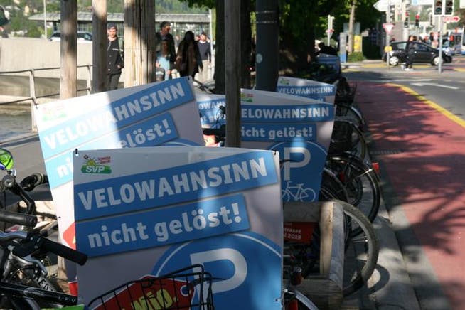 Am 25. April abends waren sie noch da: Die SVP-Plakate gegen die Velostation an der Bahnhofstrasse. (Bild: Roman Hodel, Luzern)