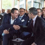 Felix Howald (Mitte) begrüsst Bundesrat Ignazio Cassis (rechts) an der Generalversammlung der IHZ Industrie- und Handelskammer Zentralschweiz. (Bild: Dominik Wunderli, Goldau, 10. Mai 2019)