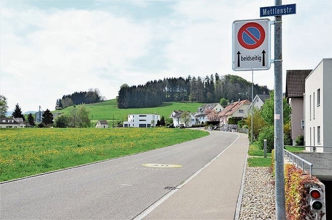 Im unteren Bereich der Wallenwiler Mettlenstrasse gilt seit kurzem ein beidseitiges Parkverbot. (Bild: PD)