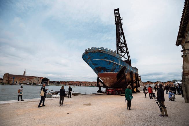 Der Schweizer Christoph Büchel liess das gesunkene Flüchtlingsschiff von Lampe­dusa an die Biennale bringen. Die «Barca Nostra» ist Mahnmal für alle Flüchtlinge. (Bild: Marton Monus/EPA (8. Mai 2019))