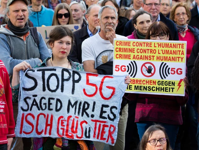 Demonstranten protestieren gegen den Ausbau des 5G-Netzes an einer nationalen Kundgebung in Bern. (Bild: KEYSTONE/PETER KLAUNZER)