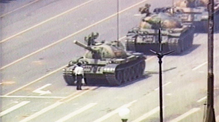 Ein einzelner Demonstrant steht vor der Panzerkolonne auf dem Tian’anmen-Platz in Peking: Das Bild steht ikonisch für den niedergeschlagenen Volksaufstand vom 5. Juni 1989. Bild: Getty