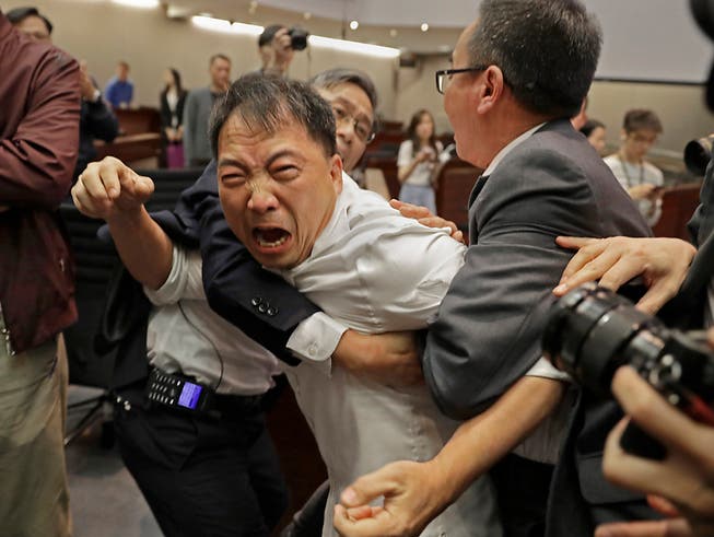 Schlägerei im Parlament von Hongkong: Mehrere Abgeordnete wurden verletzt. (Bild: KEYSTONE/AP/VINCENT YU)