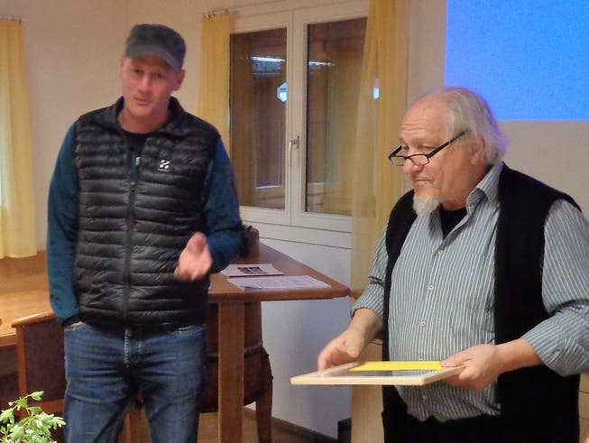 Sämi Zgraggen (links) erhält von Josef Blättler die Urkunde. (Bild: PD)