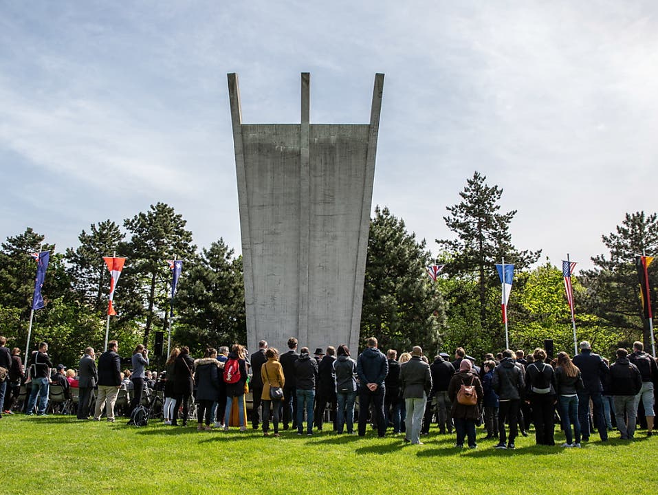 Am Luftbrückendenkmal ist an das Ende der Berlin-Blockade vor 70 Jahren erinnert worden. (Bild: KEYSTONE/EPA/OMER MESSINGER)