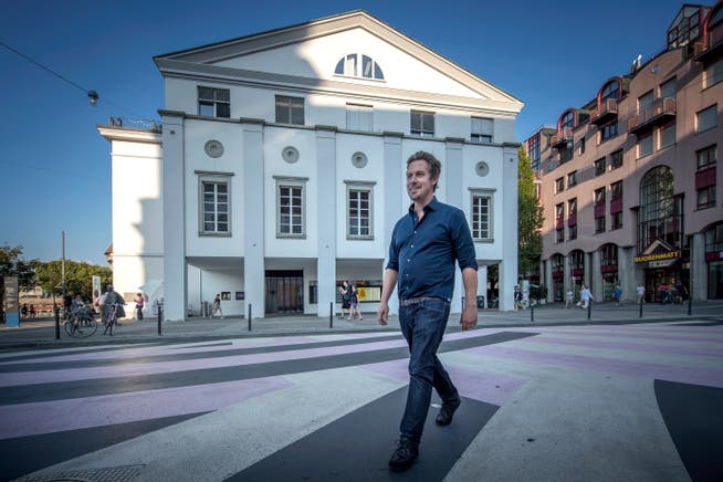 Intendant Benedikt von Peter vor dem Gebäude des Luzerner Theaters. (Bild: Pius Amrein, Luzern, 20. August 2018)