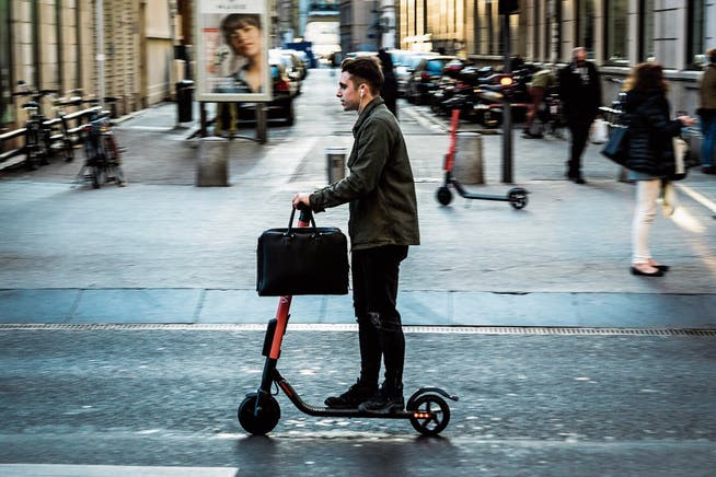 An jeder Strassenecke: Ein E-Scooter-Fahrer ist in der französischen Stadt Lyon unterwegs. (Bild: Nicolas Liponne/Getty)
