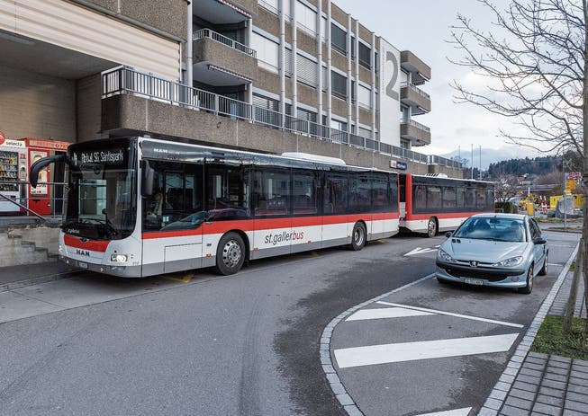 Bald wartet am Bahnhof Wittenbach voraussichtlich ein weiterer Bus, um Verspätungen auszugleichen. (Bild: Thomas Hary, Dezember 2018)