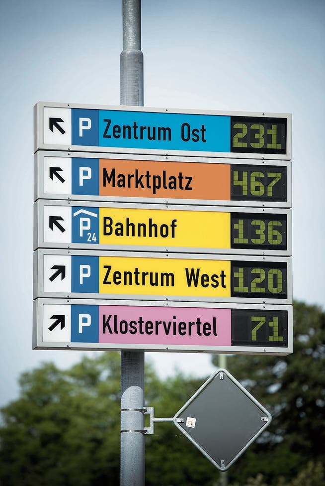 Die bunten Tafeln des Parkleitsystems zeigen Autofahrern freie Parkplätze an. (Bild: Urs Bucher (12. Mai 2015)