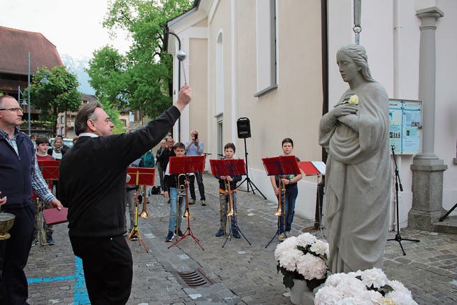 Vor der Neupositionierung auf dem Kapellendach segnete Pfarrer Bernhard Willi die Maria-Statue. (Bilder: Marion Wannemacher (Sarnen, 17. Mai 2019))