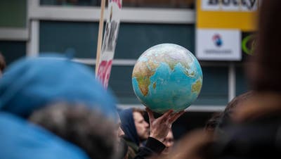 Demonstrierende Jugendliche in St.Gallen. Rund um den Globus haben bereits zahlreiche Städte den Klimanotstand ausgerufen. In St.Gallen fanden sie kein Gehör - dafür in Wil.