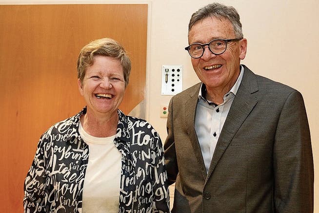 Das neue Vorstandsmitglied Elisabeth Odermatt wird von Präsident Bruno Rohrer begrüsst. (Bild: Patricia Helfenstein-Burch (Giswil, 14. Mai 2019))