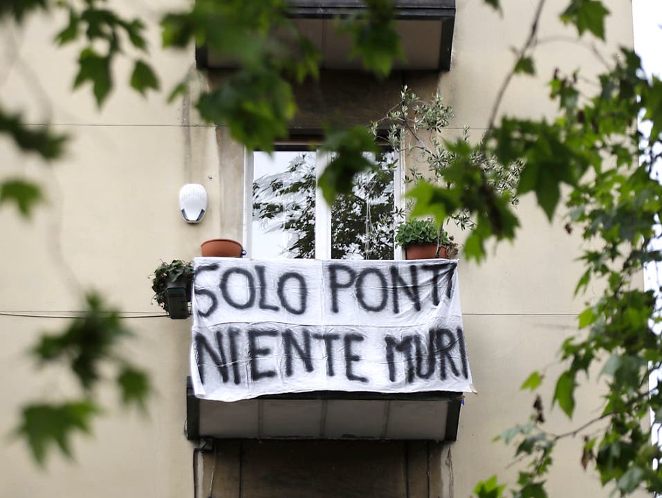 «Nur Brücken, keine Mauern» steht auf dem Transparent in Mailand. (Bild vom 17. Mai) (Bild: KEYSTONE/AP/LUCA BRUNO)