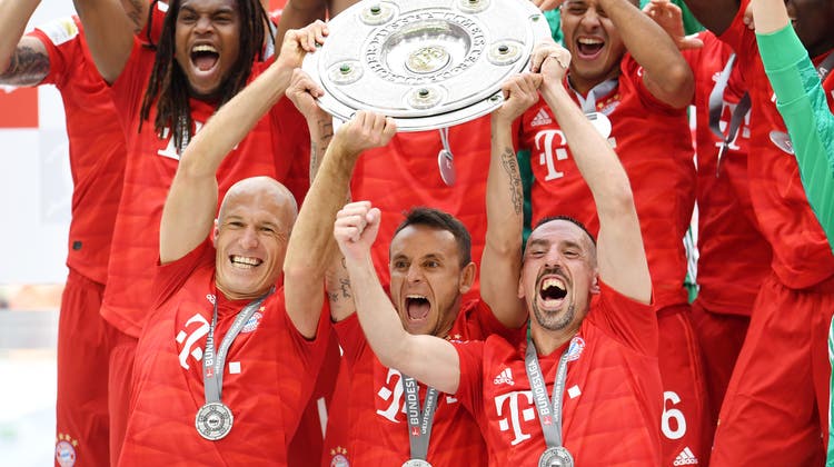 Arjen Robben, Rafinha und Franck Ribery (vorne von links) jubeln mit der Meisterschale. (Bild: Tobias Hase/Keystone, München, 18. Mai 2019)