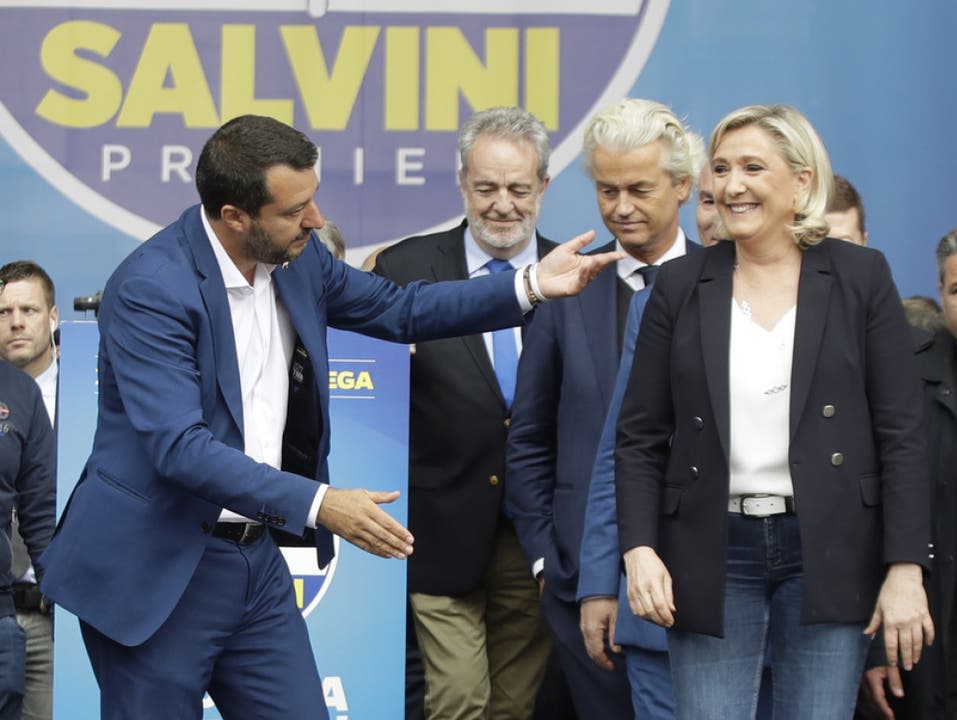 Vertreter der neuen Allianz europäischer Rechtspopulisten in Mailand: Italiens rechter Innenminister Salvini (l), die Chefin der französischen Partei Rassemblement National (RN), Marine Le Pen und der Holländer Geert Wilders (r). (Bild: Keystone/AP/LUCA BRUNO)