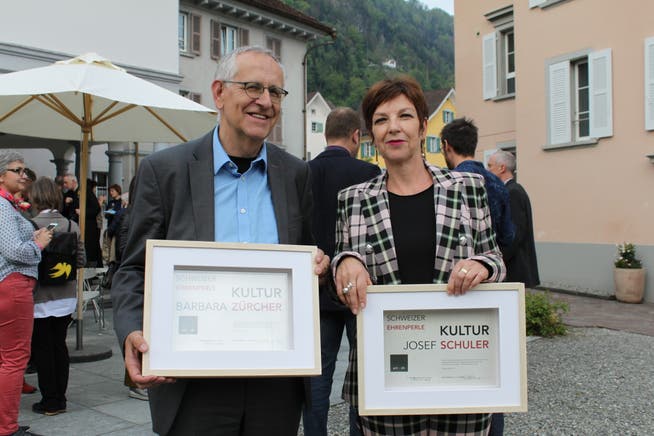 Josef Schuler und Barbara Zürcher freuen sich im Haus für Kunst Uri die Schweizer Ehrenperle Kultur entgegen zu nehmen. (Bild: Markus Zwyssig, Altdorf, 18. Mai 2019)