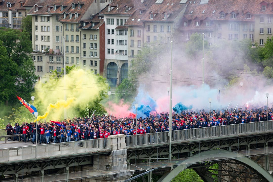 Die Baselfans marschieren zum Anlass des Cupfinalspiels gegen Thun. (Bild: Peter Klaunzer/Keystone) 