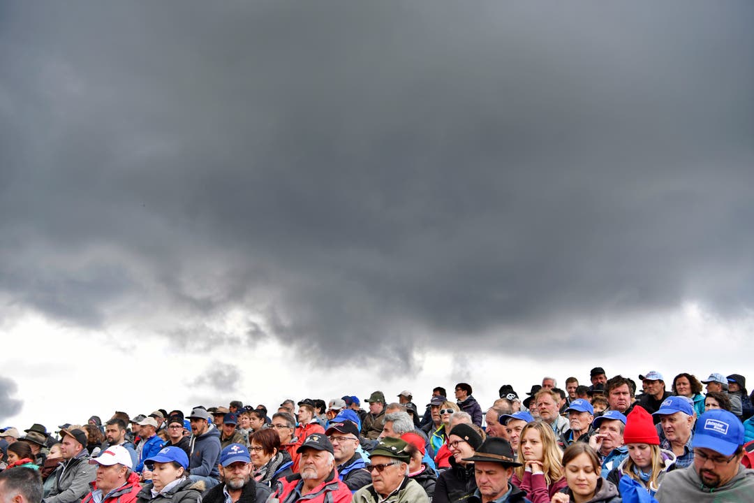 Bedrohliche Wolken über den Besucher und Besucherinnen. (Bild: Walter Bieri/Keystone, Bennau, 19. Mai 2019)