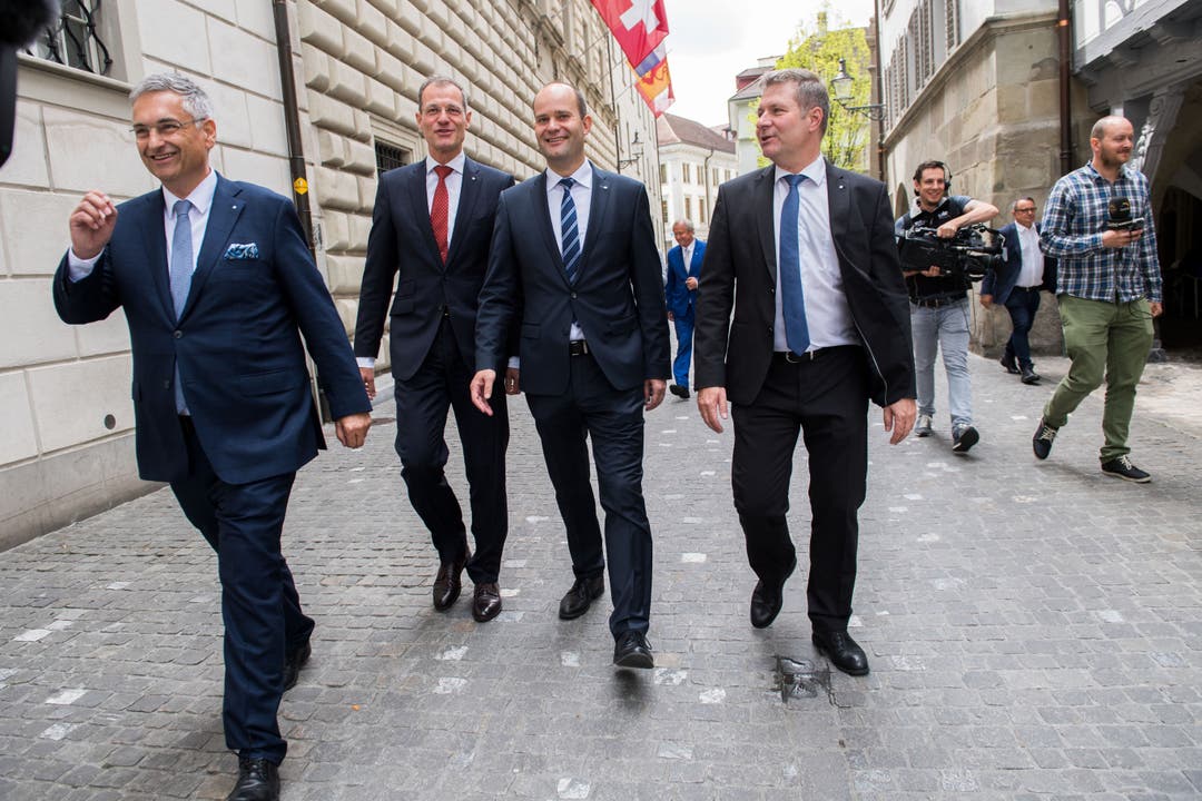 Die gewählten Regierungsräte auf dem Weg zum Fotoshooting. Von links: Guido Graf, Reto Wyss, Fabian Peter und Marcel Schwerzmann. (Bild: Eveline Beerkircher, Luzern, 19. Mai 2019)