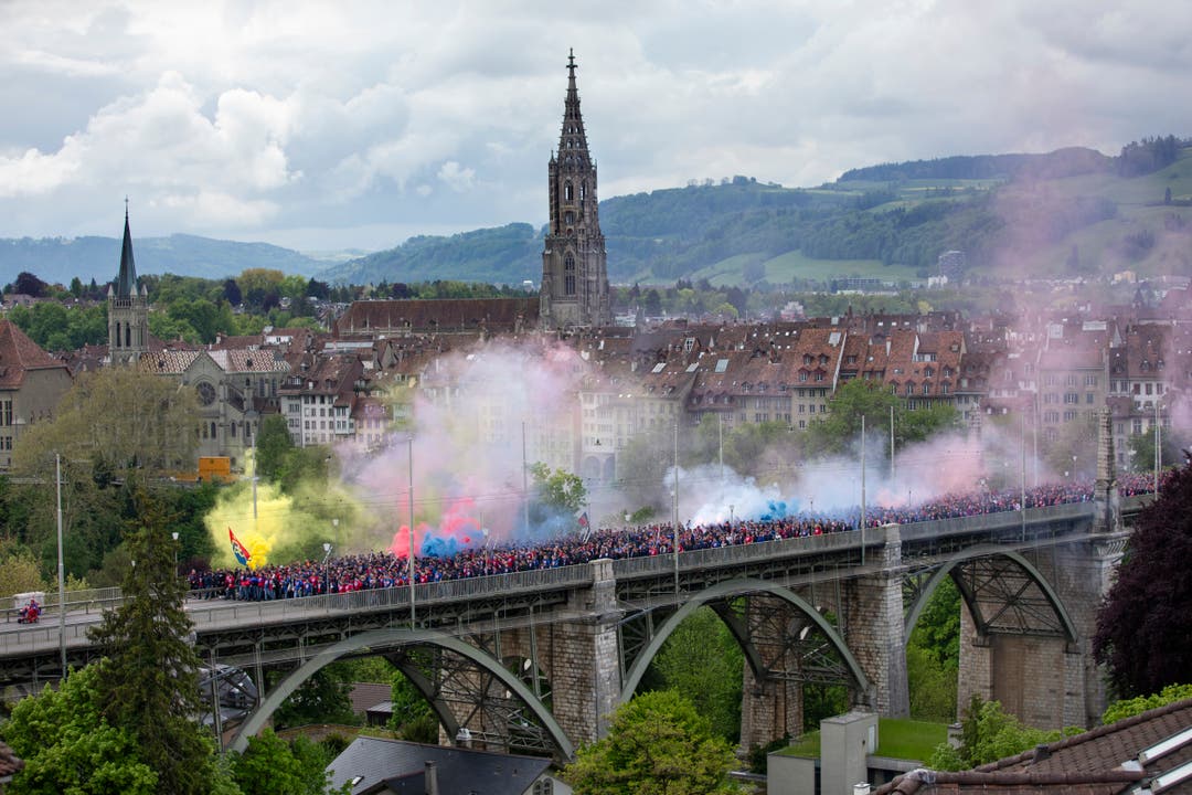 Fans des FC Basel gehen während ihrem Fanmarsch über die Berner Kornhausbrücke. (Bild: Peter Klaunzer/Keystone, 19. Mai 2019)