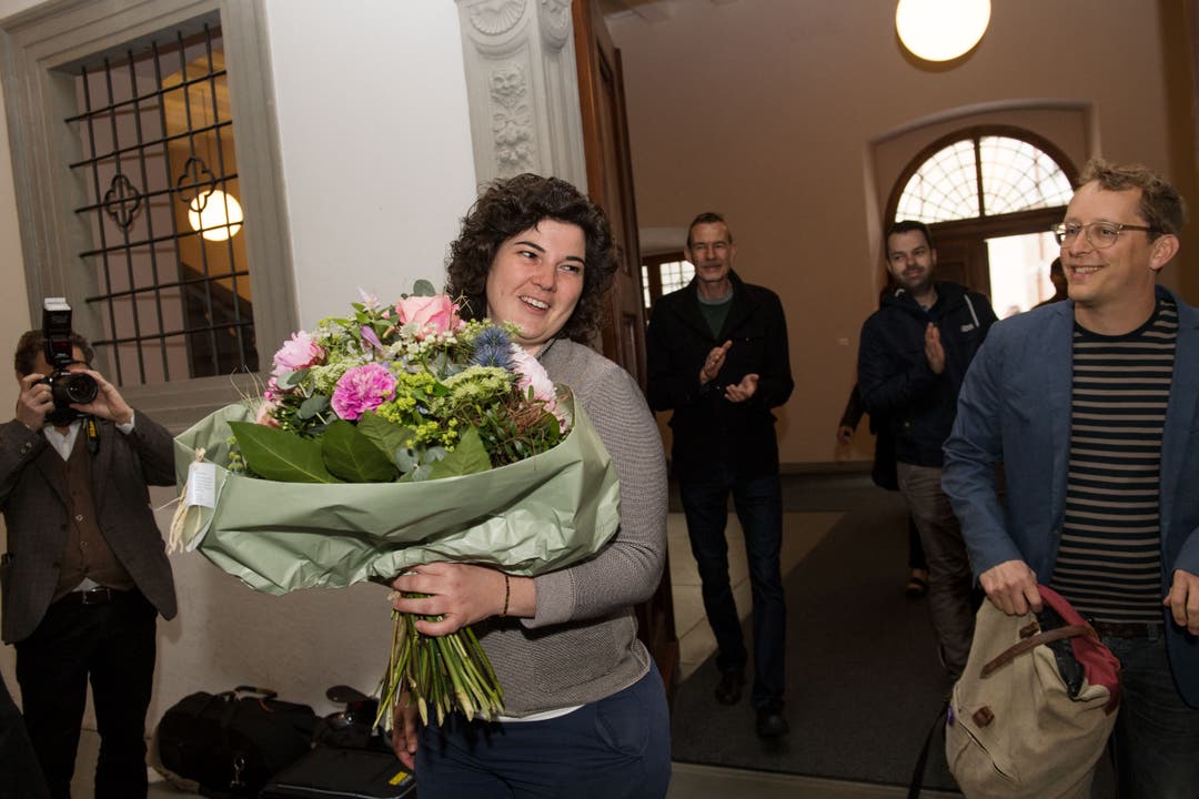 Erhält Blumen trotz Nichtwahl: Korintha Bärtsch. (Bild: Eveline Beerkircher, Luzern, 19. Mai 2019)