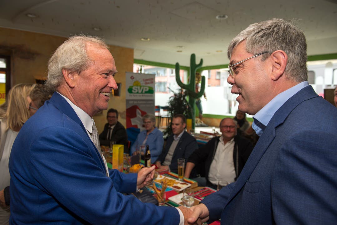 Paul Winiker nimmt Gratulationen von SVP-Nationalrat Franz Grüter (rechts) entgegen. (Bild: Dominik Wunderli, Luzern, 19. Mai 2019)