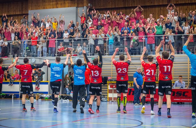 Die Kreuzlinger 1.-Liga-Handballer lassen sich von ihrem Publikum feiern. Über 1000 Zuschauer trugen die Mannschaft im zweiten Aufstiegsspiel zum Sieg. (Bild: Andrea Stalder)