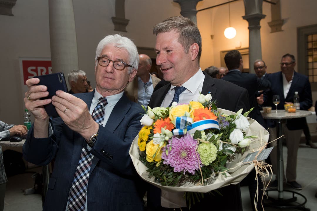 Der gewählte Regierungsrat Marcel Schwerzmann (rechts). (Bild: Eveline Beerkircher, Luzern, 19. Mai 2019)