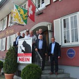 Einige Mitglieder des Nein-Komitees stellen sich im Restaurant Wartegg in Wigoltingen vor. (Bild: Silvan Meile)