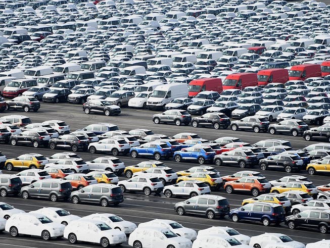 Der Volkswagenkonzern hat einen tieferen Betriebsgewinn verbucht: Autos warten auf den Export (Archivbild). (Bild: KEYSTONE/EPA/DAVID HECKER)