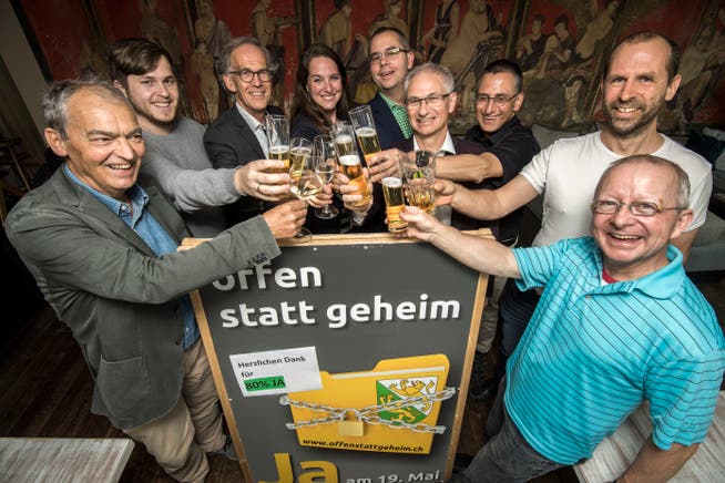 Die Befürworter der Initiative stossen in Romanshorn auf den Abstimmungssieg an. (Bild: Reto Martin)