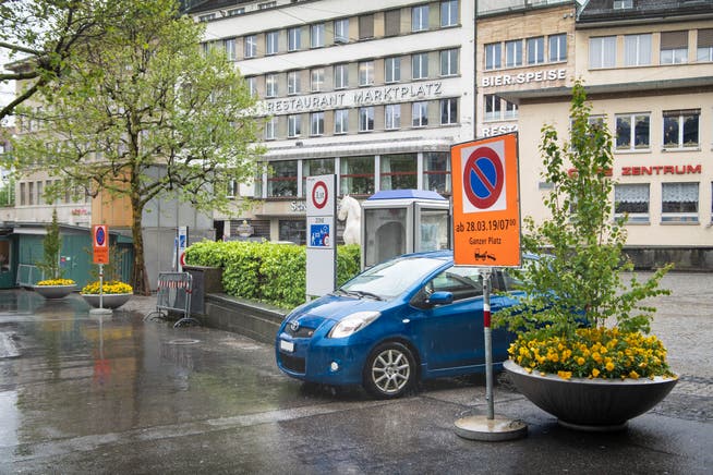 Grosse Verbotstafeln weisen Autofahrer seit kurzem auf das Parkverbot bei Marktplatz und Blumenmarkt hin. (Bild: Ralph Ribi, 20. Mai 2019)