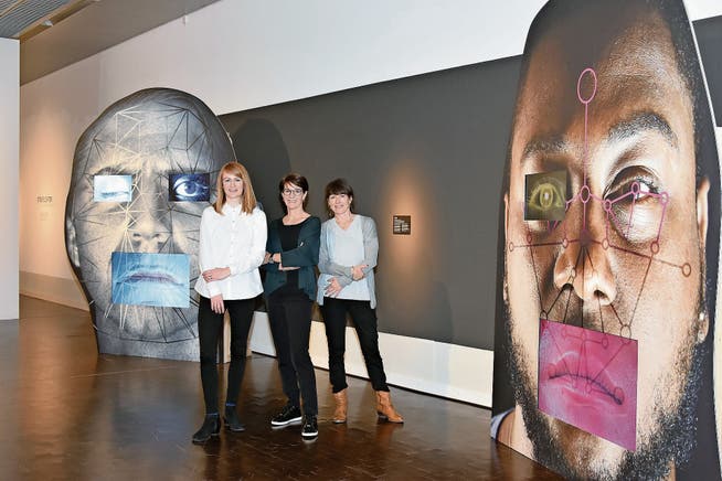 Blick in die Ausstellung mit (von links): Kuratorin Sara Wirth, Monica Vögele und Szenografin Claudia Schmauder. (Bild: Hans-Ruedi Rüegsegger)