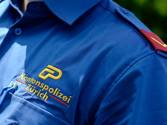 Spezialisten der Kantonspolizei Zürich nahmen den mutmasslichen Sexualstraftäter in Empfang. (Bild: KEYSTONE/WALTER BIERI)