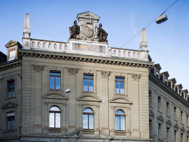Vor dem Wirtschaftsstrafgericht in Bern haben sich am Dienstag die mutmasslichen Strippenzieher eines faulen Kunst-Deals die Schuld zugeschoben. (Bild: KEYSTONE/PETER KLAUNZER)