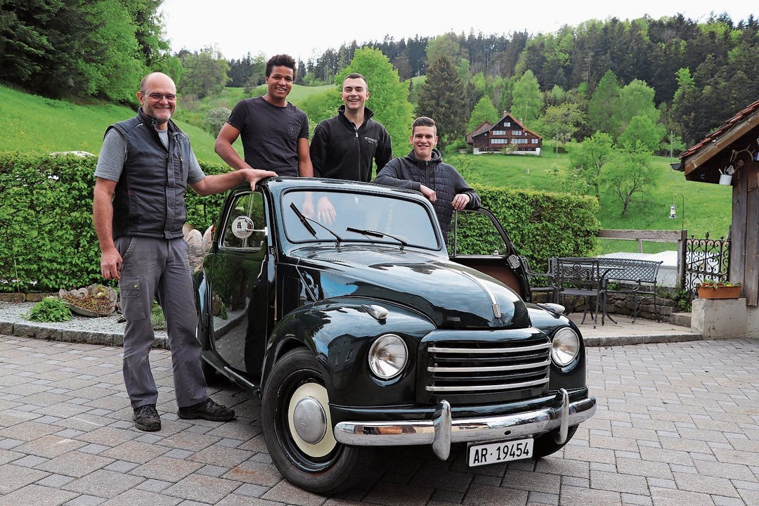 Von links: Thomas Künzle, Besitzer des Topolino, Karim Fousseni, Claudio Oberle und Marco Schläpfer revidierten den Motor des 1953er Fiat Topolino. 
