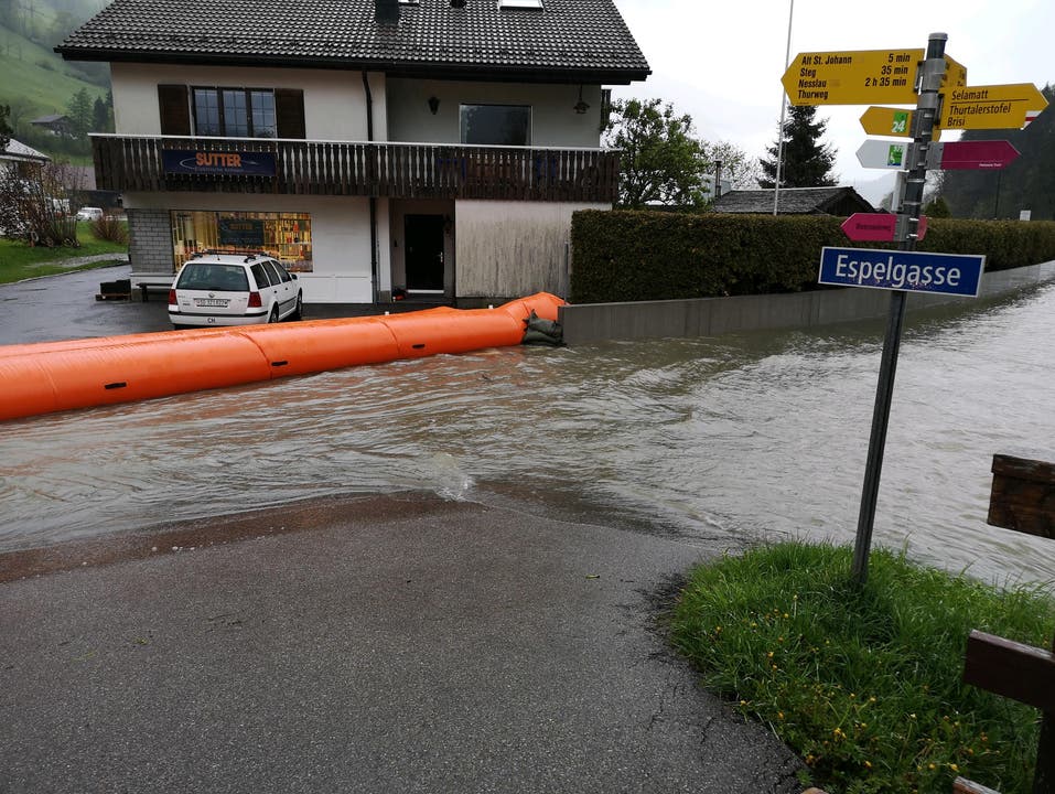 Die Feuerwehr Wildhaus-Alt St.Johann hat Hochwasserschläuche ausgelegt. (Bild: ZVG)
