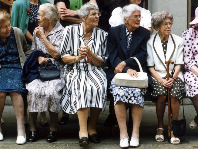 Frauen sollen künftig länger arbeiten. Der Schweizerische Arbeitgeberverband schlägt vor, das Rentenalter für Frauen stufenweise auf 65 zu erhöhen, um die AHV zu entlasten. (Bild: KEYSTONE/MICHAEL KUPFERSCHMIDT)