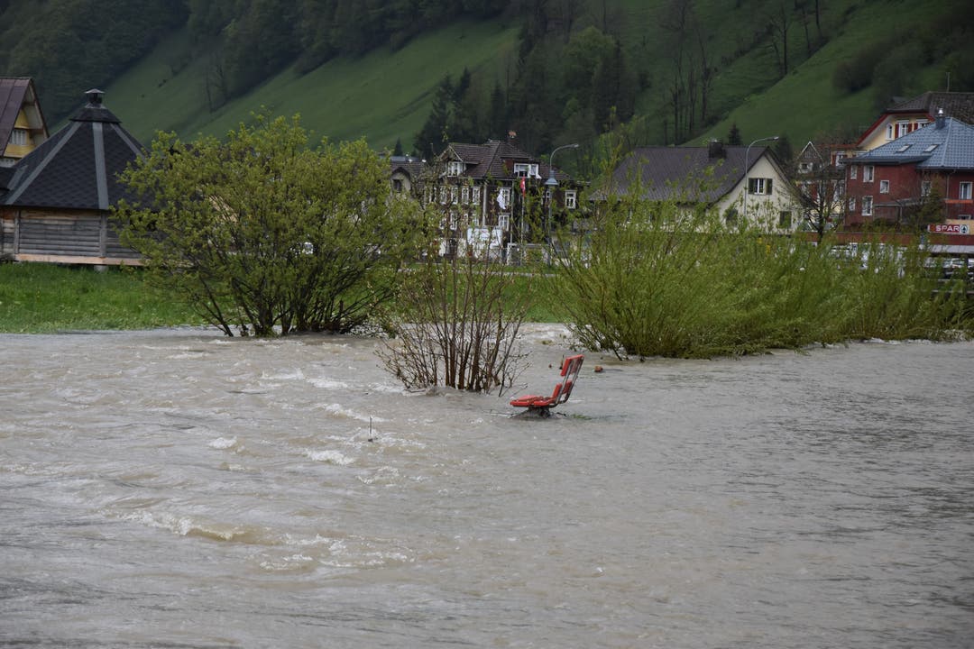 Das Wasser bahnt sich im Obertoggenburg neue Wege. (Bild: Timon Kobelt)