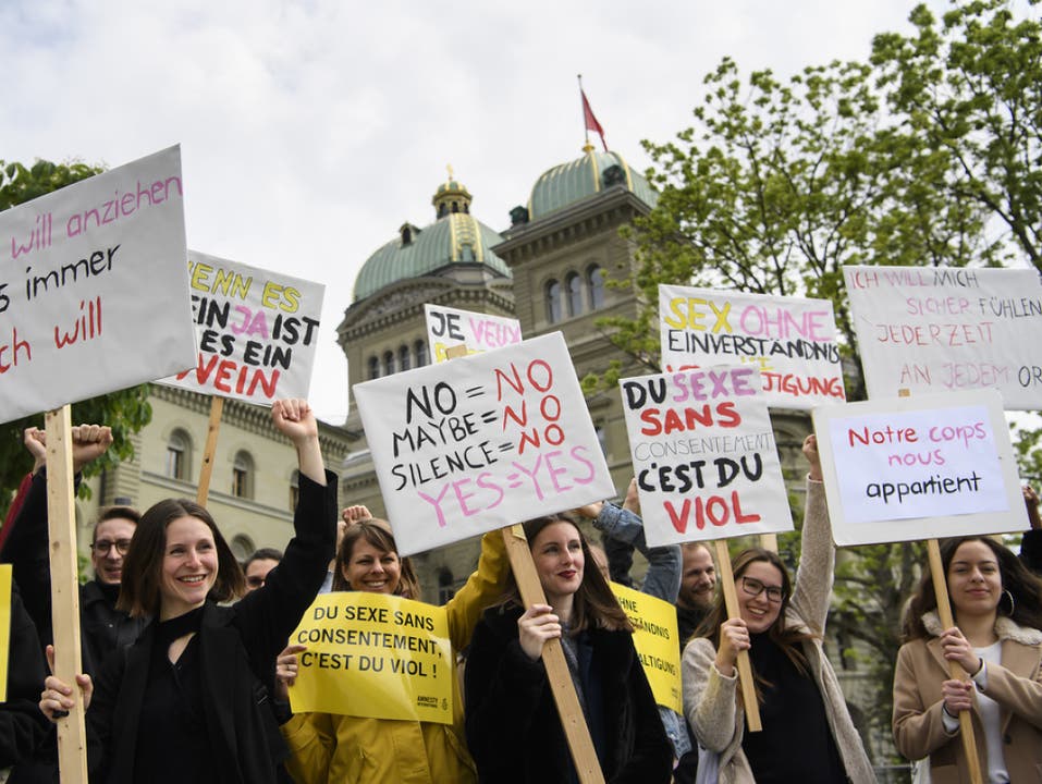 Amnesty International lancierte mit einer Petition an Justizministerin Karin Keller-Sutter eine nationale Kampagne gegen sexuelle Gewalt an Frauen. (Bild: Keystone/ANTHONY ANEX)