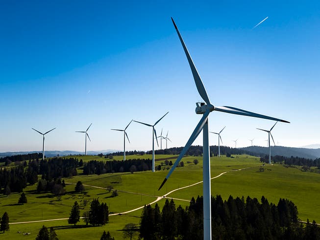 Der Ausbau der Windenergie ist für die Umsetzung der Energieziele in der Schweiz notwendig. Ein Konzept des Bundes soll hierfür die Rahmenbedingungen schaffen. (Bild: KEYSTONE/VALENTIN FLAURAUD)