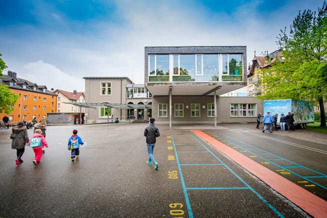 Vor hundert Jahren ist aus einer Textilfabrik das Schulhaus Buchenwald entstanden. Seither wurde es stetig ausgebaut. (Bild: Urs Bucher)