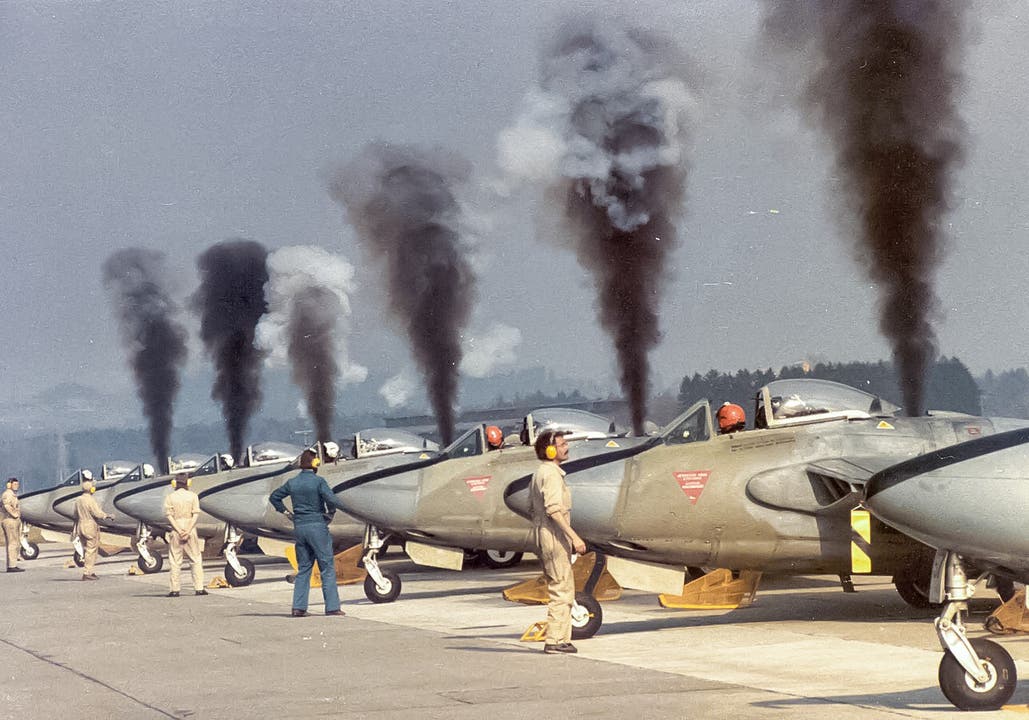 Jagdflugzeuge vom Typ «Venom» 1983 auf dem Flugplatz Emmen. (Bild: VBS)