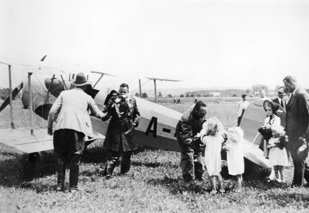 Die erste Landung am 7. Juli 1939 auf dem Flugfeld Emmen. Pilot Walter Burkhard wird freundlich begrüsst. (Bild: VBS)